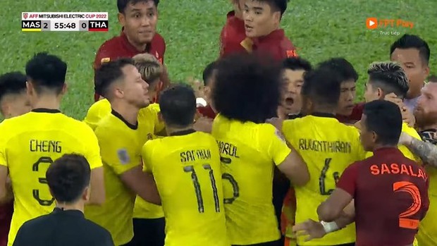 Sử dụng VAR chạy bằng cơm, trọng tài hủy bàn thắng của Malaysia trước Thái Lan - Ảnh 3.