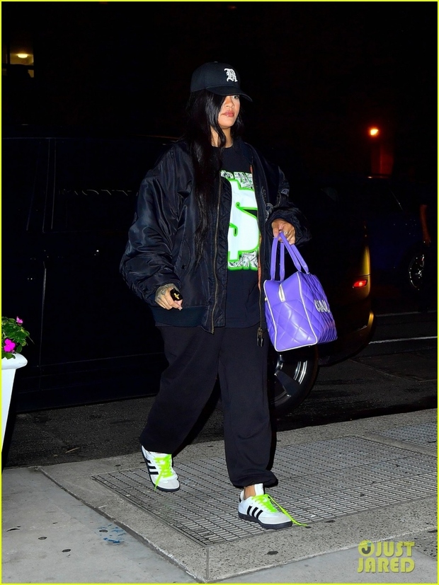 Rihanna và bạn trai rapper trốn con đi xem phim lúc tối muộn - Ảnh 8. Rihanna và bạn trai rapper trốn con đi xem phim lúc tối muộn - Ảnh 8.
