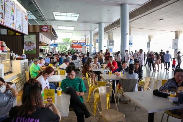 Sân bay Tân Sơn Nhất đông đúc khách quốc tế trong ngày đầu Trung Quốc mở cửa - Ảnh 20.