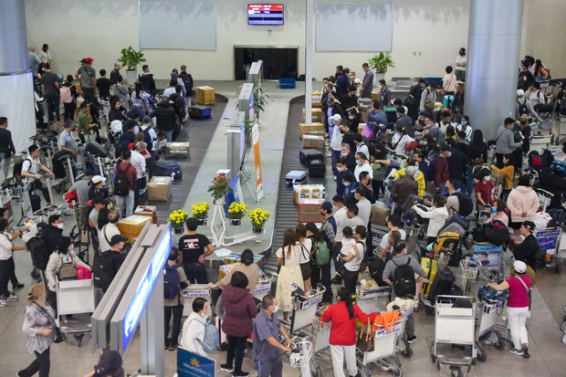 Sân bay Tân Sơn Nhất đông đúc khách quốc tế trong ngày đầu Trung Quốc mở cửa - Ảnh 3.