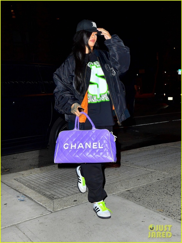 Rihanna và bạn trai rapper trốn con đi xem phim lúc tối muộn - Ảnh 6. Rihanna và bạn trai rapper trốn con đi xem phim lúc tối muộn - Ảnh 6.