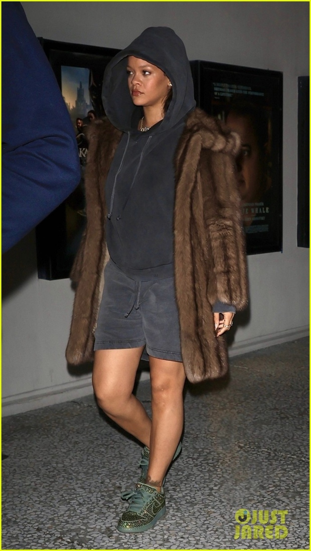 Rihanna và bạn trai rapper trốn con đi xem phim lúc tối muộn - Ảnh 4. Rihanna và bạn trai rapper trốn con đi xem phim lúc tối muộn - Ảnh 4.