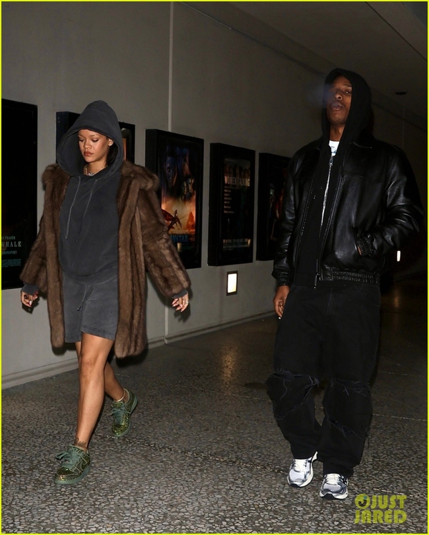 Rihanna và bạn trai rapper trốn con đi xem phim lúc tối muộn - Ảnh 3. Rihanna và bạn trai rapper trốn con đi xem phim lúc tối muộn - Ảnh 3.