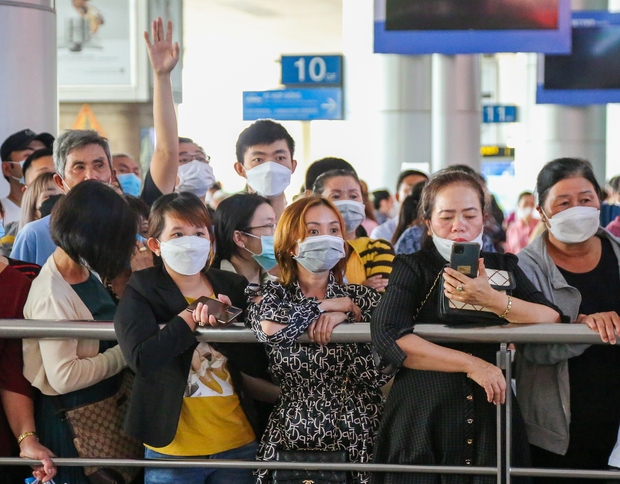 Sân bay Tân Sơn Nhất đông đúc khách quốc tế trong ngày đầu Trung Quốc mở cửa - Ảnh 15.