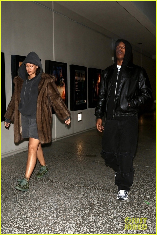 Rihanna và bạn trai rapper trốn con đi xem phim lúc tối muộn - Ảnh 2. Rihanna và bạn trai rapper trốn con đi xem phim lúc tối muộn - Ảnh 2.