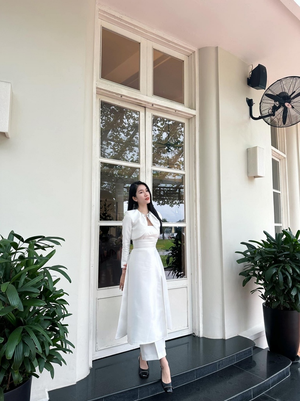 Á hậu Phương Anh đẹp mộng mơ với áo dài cách điệu trắng tinh khôi ở Huế - Ảnh 2.