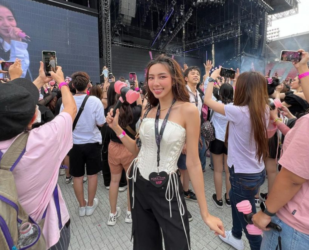 Hoa hậu Thùy Tiên được báo Thái Lan đưa hẳn tin khi đến xem concert BLACKPINK, Á hậu xứ chùa vàng vào phản ứng - Ảnh 4.