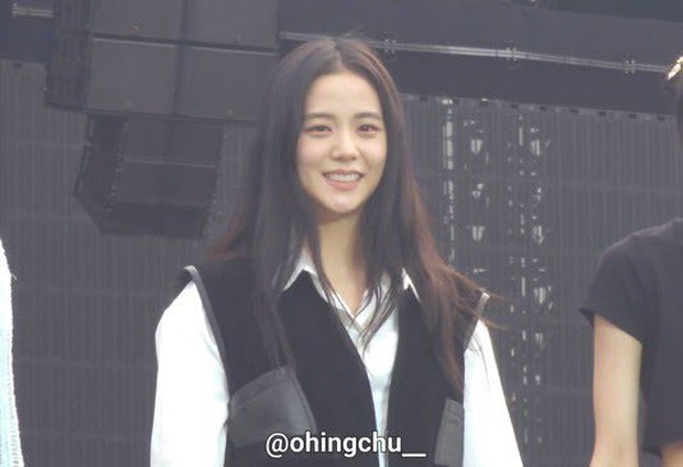 Jisoo's bare face at the Thai concert is called a legend: It's rare for any female idol to be so confident without makeup but so beautiful!  - Photo 3.