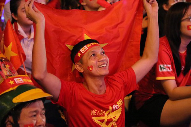 CĐV ở phố đi bộ Nguyễn Huệ ăn mừng cuồng nhiệt sau bàn thắng mở tỉ số của Tiến Linh trước Indonesia - Ảnh 9.