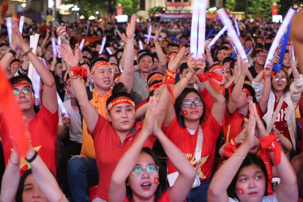 CĐV ăn mừng kiểu Viking sau chiến thắng 2-0 giúp ĐT Việt Nam thẳng tiến chung kết AFF Cup 2022 - Ảnh 14.