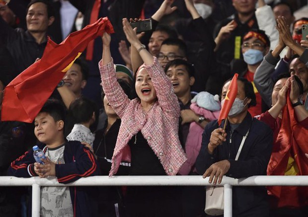 CĐV ăn mừng kiểu Viking sau chiến thắng 2-0 giúp ĐT Việt Nam thẳng tiến chung kết AFF Cup 2022 - Ảnh 5.