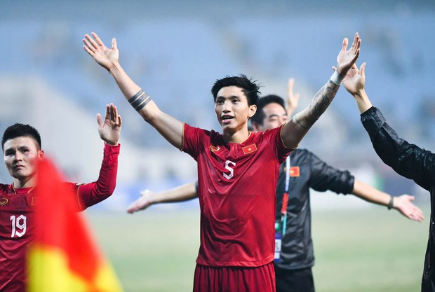 Văn Hậu cắp nách Quang Hải lên ăn mừng tuyển Việt Nam vào chung kết AFF Cup 2022 - Ảnh 7.