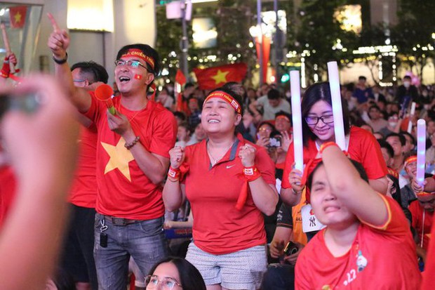 CĐV ăn mừng kiểu Viking sau chiến thắng 2-0 giúp ĐT Việt Nam thẳng tiến chung kết AFF Cup 2022 - Ảnh 13.