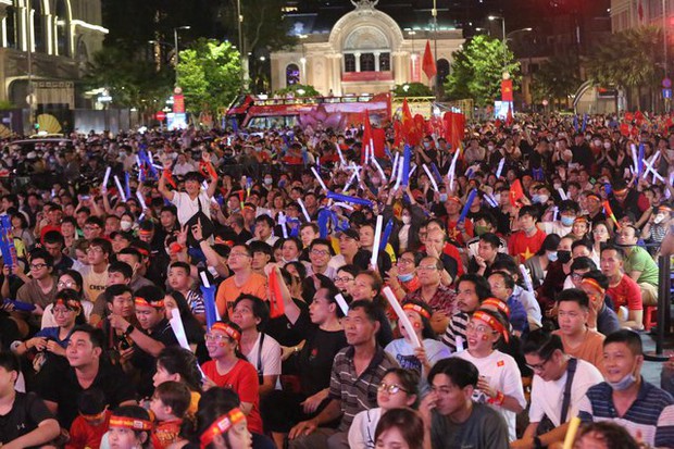 CĐV ăn mừng kiểu Viking sau chiến thắng 2-0 giúp ĐT Việt Nam thẳng tiến chung kết AFF Cup 2022 - Ảnh 9.