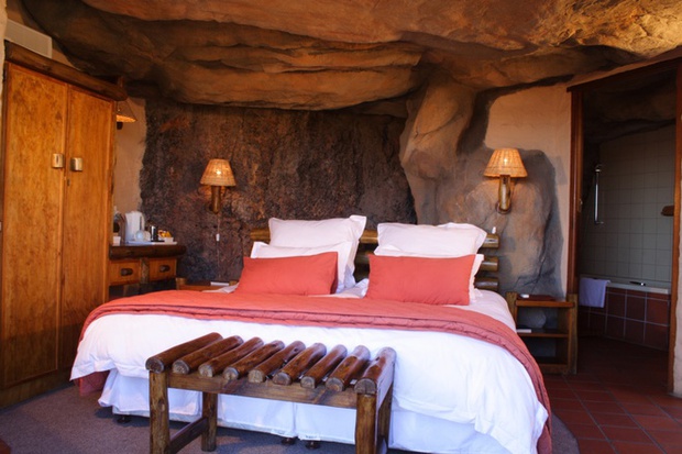 Những khách sạn, khu nghỉ dưỡng có vị trí kỳ lạ trên thế giới: Có nơi nằm trong một mỏ muối cũ - Ảnh 5.