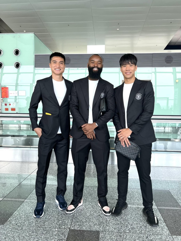 Duy Mạnh và đội cầu thủ Hà Nội tự tin khoe phong cách suit trước chuyến bay đến Nhật Bản dự AFC Champions League