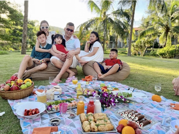 Hoa hậu đông con bậc nhất showbiz Việt: U40 nhan sắc vẫn khiến chồng đại gia say đắm, muốn sinh thật nhiều con - Ảnh 10. Hoa hậu đông con bậc nhất showbiz Việt: U40 nhan sắc vẫn khiến chồng đại gia say đắm, muốn sinh thật nhiều con - Ảnh 10.