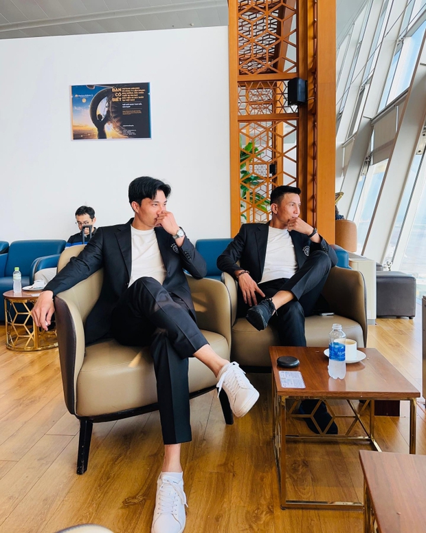 Duy Mạnh và đội cầu thủ Hà Nội tự tin khoe phong cách suit trước chuyến bay đến Nhật Bản dự AFC Champions League