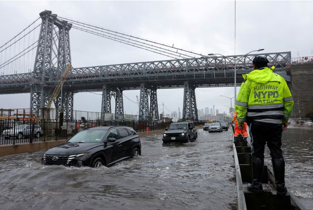 Mưa lớn gây lũ lụt ở New York sẽ là điều bình thường mới do biến đổi khí hậu - Ảnh 2.