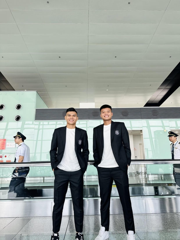 Duy Mạnh và đội cầu thủ Hà Nội tự tin khoe phong cách suit trước chuyến bay đến Nhật Bản dự AFC Champions League