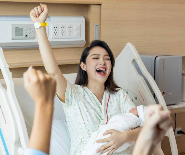 Chứng kiến hành động rạng rỡ của Ông xã Minh Hằng cùng con trai, không thể không yêu đương