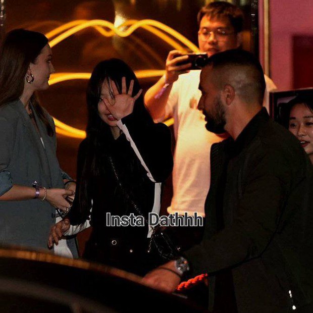 Mẹ ruột Lisa đến ủng hộ con gái, Jennie phản ứng thế nào khi xem em út BLACKPINK biểu diễn tại hộp đêm thoát y - Ảnh 4. Mẹ ruột Lisa đến ủng hộ con gái, Jennie phản ứng thế nào khi xem em út BLACKPINK biểu diễn tại hộp đêm thoát y - Ảnh 4.