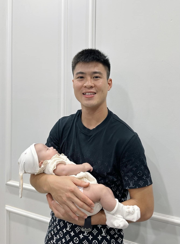 Duy Mạnh xuất hiện với 'hai tài sản quý giá', Quỳnh Anh thu hút sự ngưỡng mộ của cư dân mạng