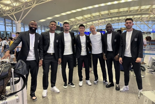 Duy Mạnh và đội cầu thủ Hà Nội tự tin khoe phong cách suit trước chuyến bay đến Nhật Bản dự AFC Champions League