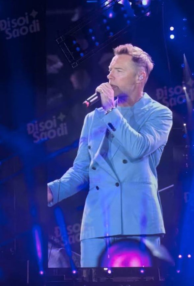 Bắt cận cam thường ông chú Ronan Keating tại Hà Nội: U50 vẫn phong độ, visual bảnh bao đốn tim fan - Ảnh 2. Bắt cận cam thường ông chú Ronan Keating tại Hà Nội: U50 vẫn phong độ, visual bảnh bao đốn tim fan - Ảnh 2.