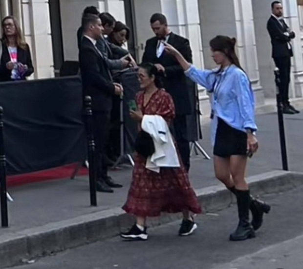 Mẹ ruột Lisa đến ủng hộ con gái, Jennie phản ứng thế nào khi xem em út BLACKPINK biểu diễn tại hộp đêm thoát y - Ảnh 1. Mẹ ruột Lisa đến ủng hộ con gái, Jennie phản ứng thế nào khi xem em út BLACKPINK biểu diễn tại hộp đêm thoát y - Ảnh 1.