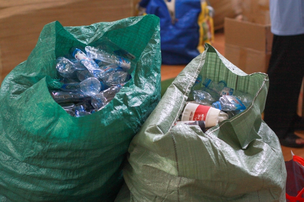 Hơn 2 tấn giấy, 47kg chai lọ, 12.000 bộ quần áo được thu gom trong một sự kiện do học sinh tổ chức - Ảnh 3.
