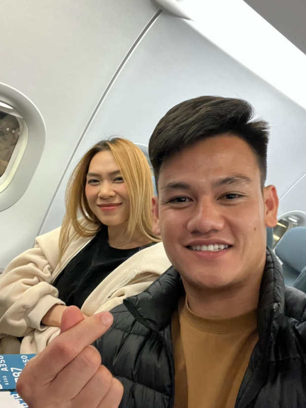 Hồ Tấn Tài gây sốt với bức ảnh hạnh phúc bên Mỹ Tâm: Trọn tình yêu trong một chuyến bay