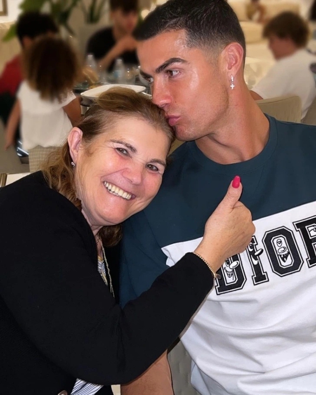 Ronaldo tiết lộ lý do khiến chưa mua nhà riêng cho mẹ, câu chuyện xúc động đang gây sốt