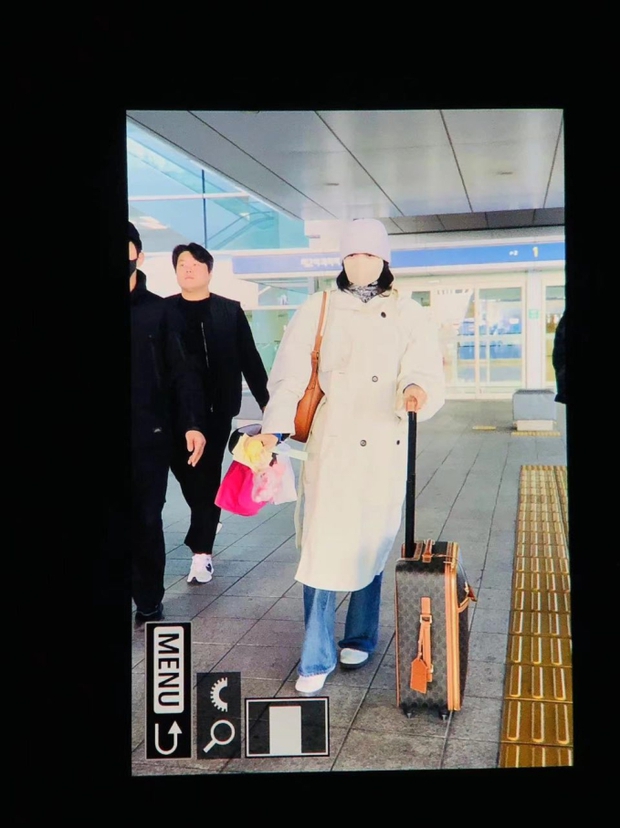 Lisa gây sốt tại sân bay sau tiết lộ vẻ mệt mỏi, điệu đà trình diễn tại hộp đêm thoát y