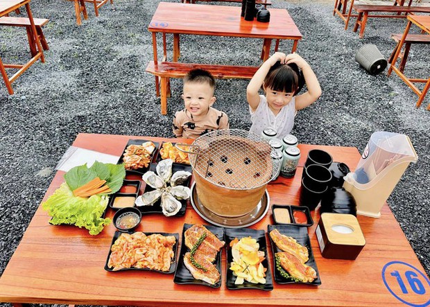 Vừa kinh doanh khách sạn, vợ chồng Phan Văn Đức bất ngờ mở quán nướng siêu hot