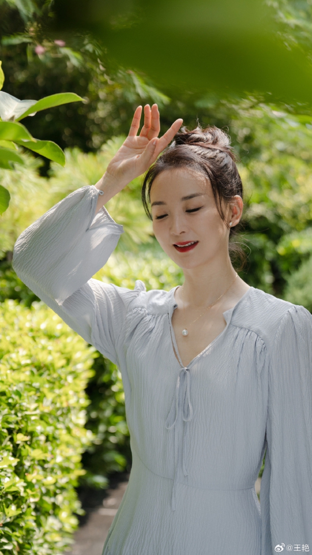 Mỹ nhân đẹp nhất Hoàn Châu Cách Cách U50 vẫn trẻ khó tin: Bỏ nghề làm dâu hào môn rồi bị chồng con coi thường - Ảnh 4. Mỹ nhân đẹp nhất Hoàn Châu Cách Cách U50 vẫn trẻ khó tin: Bỏ nghề làm dâu hào môn rồi bị chồng con coi thường - Ảnh 4.