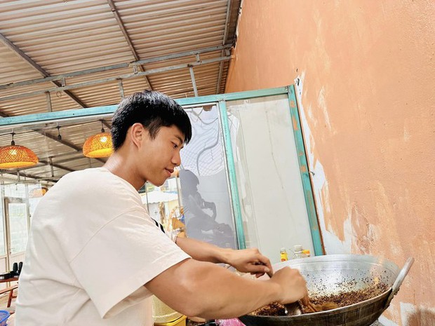 Vừa kinh doanh khách sạn, vợ chồng Phan Văn Đức bất ngờ mở quán nướng siêu hot