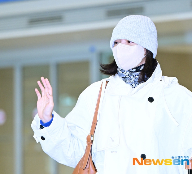 Lisa gây sốt tại sân bay sau tiết lộ vẻ mệt mỏi, điệu đà trình diễn tại hộp đêm thoát y