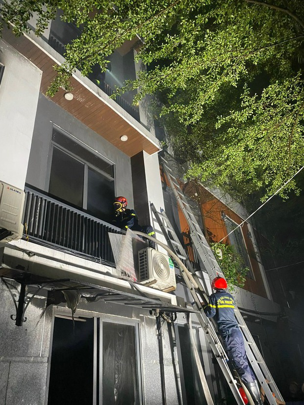 Cận cảnh hiện trường căn nhà 3 tầng bị cháy khiến 2 cháu bé tử vong ở Đà Nẵng - Ảnh 9.