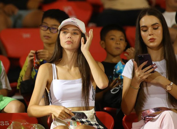 Bắt trọn mọi biểu cảm tình yêu mãnh liệt của vợ đẹp như thiên thần Bùi Tiến Dũng trên sân vận động