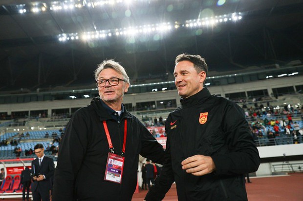 Tiết lộ đặc biệt về HLV Troussier - Truyền thông Trung Quốc khen ngợi và làm Jankovic theo