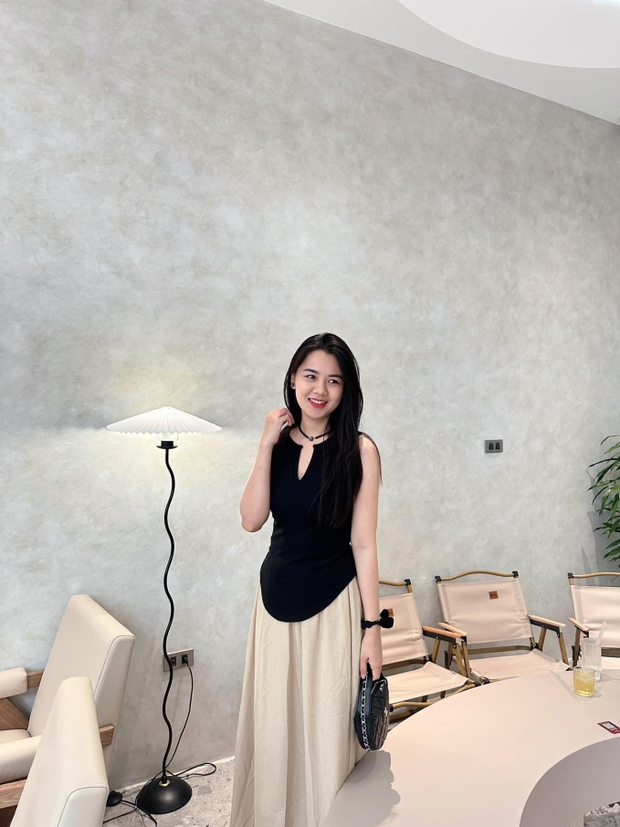 Góa phụ Quế Ngọc Hải gợi cảm: 'Nụ cười mới chạm ngang trái tim, chồng anh ta sẽ chuyển khoản gấp đôi tức thì'
