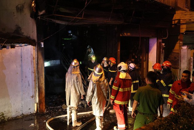 Cháy lớn tại căn nhà 4 tầng ở Hà Nội, 7 người chạy ra ban công cầu cứu - Ảnh 1.