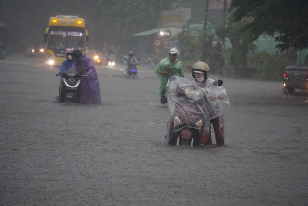 Lần đầu tiên trong lịch sử: Cảnh báo rủi ro thiên tai cấp 4 tại Huế - Đà Nẵng vì mưa lớn - Ảnh 1.