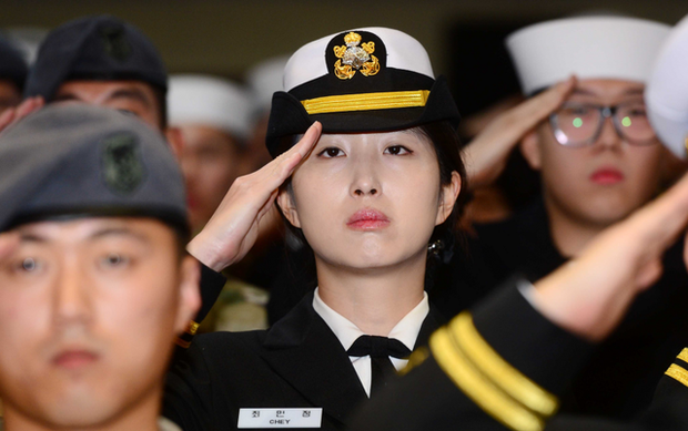 “Công chúa SK” phá vỡ định kiến về giới tài phiệt: Cha giàu nhất nhì Hàn Quốc vẫn làm phục vụ, tình nguyện nhập ngũ - Ảnh 3.
