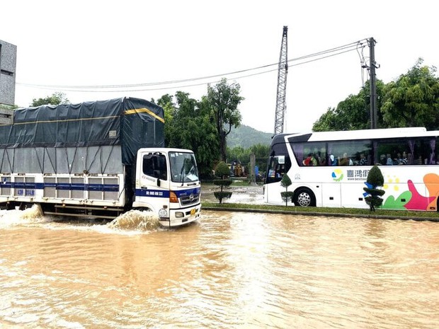 Đà Nẵng: Nhiều tuyến quốc lộ ngập sâu, phong tỏa đường lên Sơn Trà vì sạt lở - Ảnh 1.