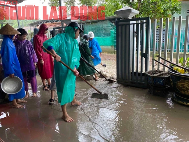 CLIP: Người dân Đà Nẵng khóc nấc vì thác bùn tràn vào nhà - Ảnh 9.