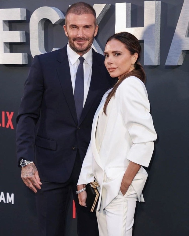 Vợ chồng David - Victoria Beckham nắm tay tình cảm xuống phố - Ảnh 6.