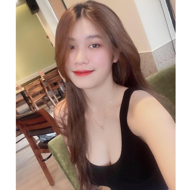 Cầu thủ U19 nữ Việt Nam gây chú ý với thân hình thon gọn, nhỏ nhắn hút hồn người xem