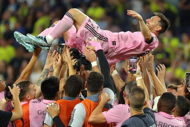 Top 10 cầu thủ kiếm tiền khủng nhất trong năm 2023: Ronaldo vươn lên dẫn đầu, vượt mặt Messi với thu nhập gấp đôi